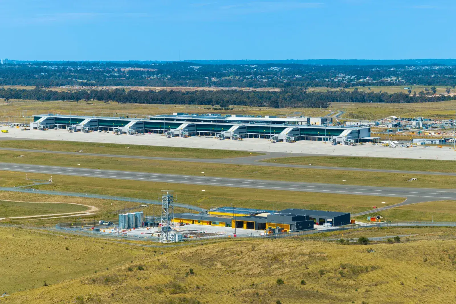 อาคารผู้โดยสารสนามบิน Western Sydney International มองจากมุมสูง มีรันเวย์อยู่ด้านหน้า