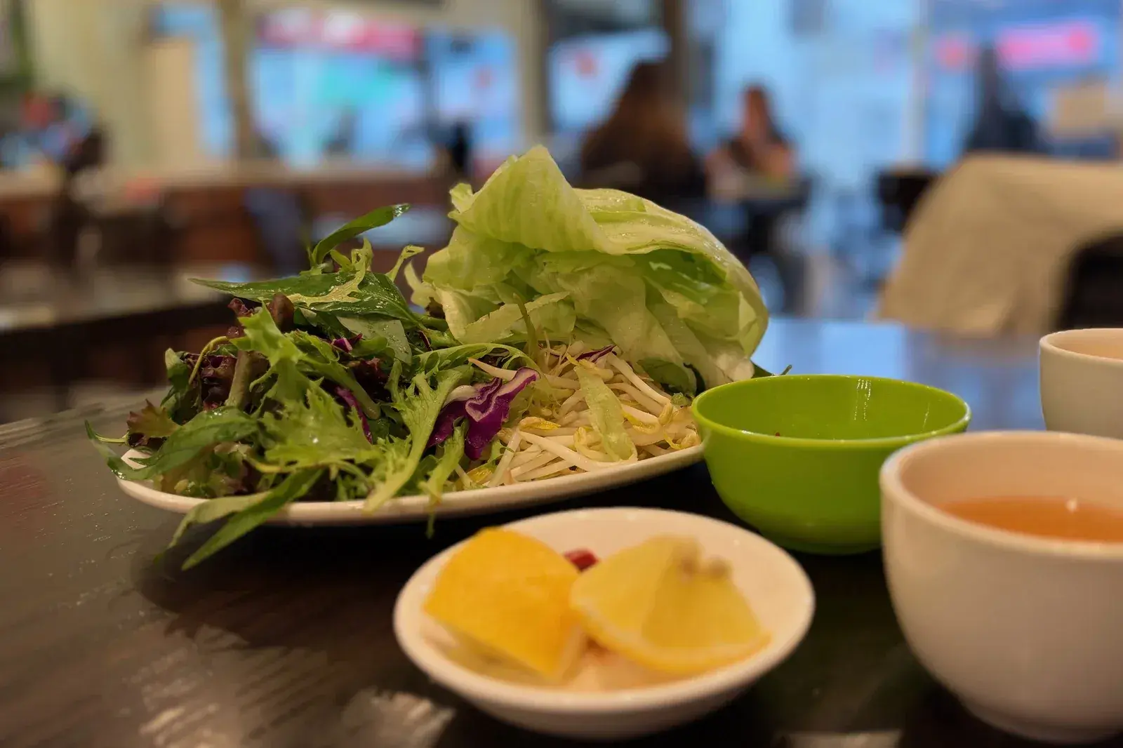 จานผักสด ผักกาดหอม ถั่วงอก และเลมอน ที่ร้านเสิร์ฟมากับบุ๋นบ่อเว้