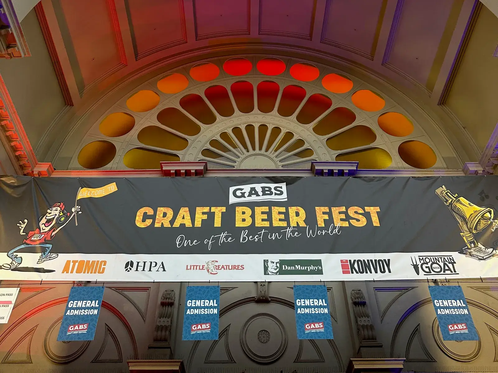 ป้ายงาน GABS Craft Beer Fest ใต้เพดานโค้งหลากสีของอาคารจัดงานในเมลเบิร์น
